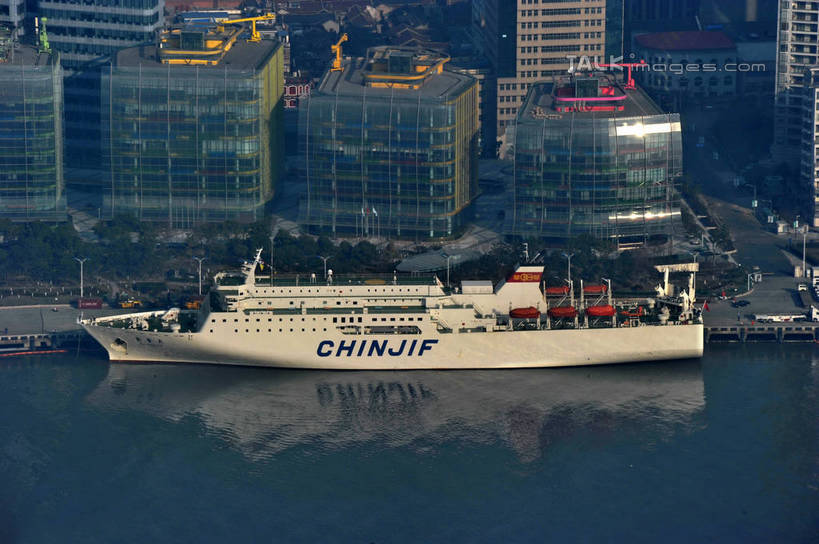 无人,家,高楼大厦,横图,俯视,航拍,室外,白天,度假,河流,美景,水,城市风光,标志建筑,城市,大厦,地标,建筑,摩天大楼,船,客轮,上海,中国,亚洲,阴影,波纹,光线,影子,房屋,屋子,河水,景观,水流,公寓,涟漪,娱乐,建设,浦东,洋房,楼房,住宅,倒影,水纹,阳光,交通工具,波浪,享受,休闲,景色,放松,申,倒映,渡轮,鸟瞰,客船,载具,金融中心,陆家嘴,陆家嘴金融贸易区,浦东新区,东亚,上海市,中华人民共和国,沪,华东地区,水晕,反照,彩图,高角度拍摄,房子,大楼,高层建筑,高楼,摩天楼,国际航运金融大厦,上海国际航运金融大厦,shzxz1