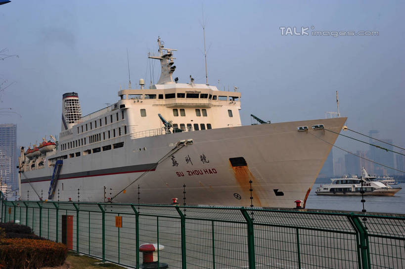 无人,高楼大厦,栏杆,横图,室外,白天,正面,度假,河流,美景,水,城市风光,标志建筑,城市,大厦,地标,建筑,摩天大楼,船,客轮,上海,中国,亚洲,阴影,波纹,光线,影子,河水,景观,水流,围栏,涟漪,娱乐,建设,浦东,护栏,蓝色,倒影,蓝天,水纹,天空,阳光,交通工具,波浪,天,享受,休闲,景色,放松,晴朗,申,倒映,渡轮,客船,载具,金融中心,陆家嘴,陆家嘴金融贸易区,浦东新区,东亚,上海市,万里无云,中华人民共和国,沪,华东地区,水晕,反照,晴空,晴空万里,彩图,大楼,高层建筑,高楼,摩天楼,国际航运金融大厦,上海国际航运金融大厦,shzxz1