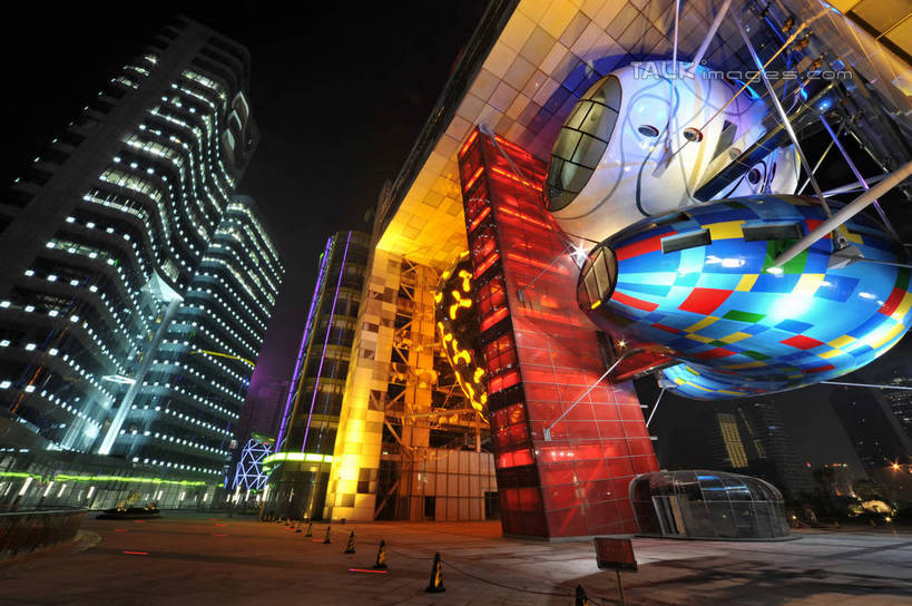 无人,高楼大厦,横图,彩色,室外,夜晚,仰视,度假,美景,城市风光,标志建筑,城市,大厦,道路,地标,建筑,路,摩天大楼,霓虹灯,夜景,公路,上海,中国,亚洲,阴影,光线,影子,墙,景观,灯光,七彩,交通,娱乐,光源,建设,浦东,霓虹,墙壁,墙面,灯,享受,休闲,景色,放松,申,照明设备,金融中心,陆家嘴,陆家嘴金融贸易区,浦东新区,东亚,上海市,中华人民共和国,沪,华东地区,氖灯,马路,彩图,低角度拍摄,大楼,高层建筑,高楼,摩天楼,国际航运金融大厦,上海国际航运金融大厦,shzxz1