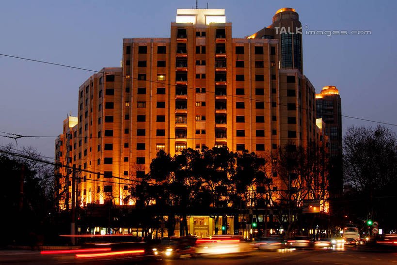 无人,宾馆,家,横图,室外,夜晚,仰视,旅游,度假,美景,植物,城市风光,城市,道路,建筑,路,路灯,夜景,公路,汽车,照明,上海,中国,亚洲,阴影,光线,影子,房屋,屋子,景观,公寓,灯光,交通,娱乐,建设,洋房,楼房,住宅,车,灯,树,树木,蓝色,绿色,蓝天,天空,自然,交通工具,轿车,天,享受,休闲,景色,放松,生长,晴朗,成长,照亮,申,照明设备,载具,东亚,徐汇区,上海市,衡山路,衡山宾馆,万里无云,中华人民共和国,沪,华东地区,晴空,晴空万里,马路,彩图,低角度拍摄,房子,客店,客栈,旅店,旅馆,旅舍,shzxz1