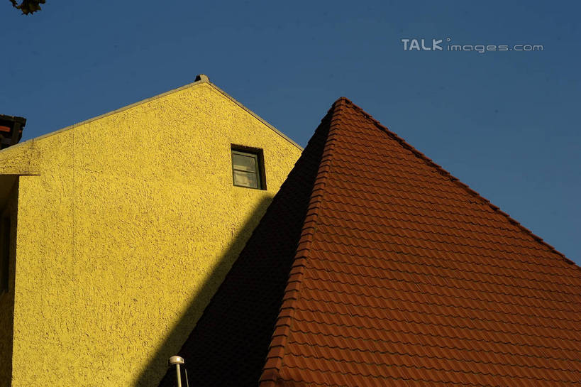 无人,家,横图,室外,白天,仰视,旅游,度假,美景,窗户,城市风光,城市,建筑,上海,中国,亚洲,阴影,光线,瓦片,影子,房屋,墙,屋顶,屋子,景观,公寓,顶棚,瓦,娱乐,建设,洋房,楼房,玻璃窗,墙壁,墙面,住宅,蓝色,蓝天,天空,阳光,天,享受,休闲,景色,放松,建造,晴朗,申,东亚,屋瓦,徐汇区,上海市,衡山路,万里无云,中华人民共和国,沪,华东地区,晴空,晴空万里,彩图,低角度拍摄,房子,shzxz1