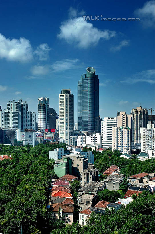 无人,家,高楼大厦,竖图,全景,俯视,航拍,室外,白天,度假,美景,天际线,植物,城市风光,城市,大厦,建筑,摩天大楼,上海,中国,亚洲,阴影,光线,影子,房屋,屋子,景观,云,云朵,公寓,云彩,娱乐,建设,洋房,楼房,住宅,树,树木,蓝色,绿色,白云,蓝天,天空,阳光,自然,天,享受,休闲,景色,放松,生长,晴朗,成长,申,鸟瞰,东亚,徐汇区,上海市,衡山路,中华人民共和国,沪,华东地区,晴空,彩图,高角度拍摄,房子,大楼,高层建筑,高楼,摩天楼,shzxz1