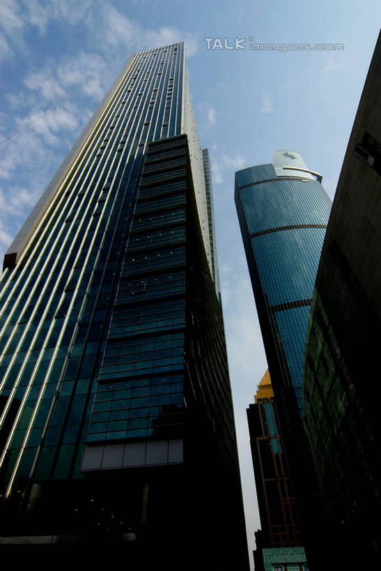 无人,高楼大厦,商店,竖图,室外,白天,仰视,购物,度假,消费,美景,城市风光,标志建筑,超市,城市,大厦,地标,建筑,摩天大楼,商场,上海,中国,亚洲,阴影,光线,影子,景观,云,云朵,云彩,娱乐,建设,南京西路,蓝色,白云,蓝天,天空,阳光,天,享受,休闲,景色,放松,金融,百货,晴朗,恒隆广场,申,选购,贸易,百货公司,东亚,静安区,上海市,中华人民共和国,沪,华东地区,血拼,晴空,彩图,低角度拍摄,大楼,高层建筑,高楼,购物商场,购物中心,摩天楼,商业中心,shzxz1