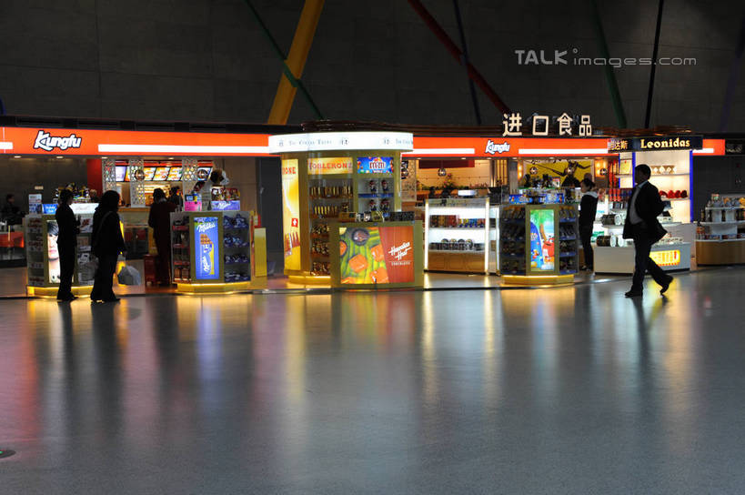 东方人,商店,走,横图,室内,白天,正面,购物,度假,消费,美景,城市风光,超市,城市,商场,上海,中国,亚洲,阴影,服装,光线,信息,影子,景观,灯光,许多人,休闲装,黄种人,娱乐,海报,广告,衣服,一群人,享受,休闲,休闲服,景色,放松,金融,百货,服饰,灯箱,虹桥机场,申,传播,消息,宣传,选购,贸易,百货公司,东亚,长宁区,上海市,中华人民共和国,沪,华东地区,虹桥路,血拼,上海虹桥国际机场,男人,男性,年轻男性,年轻女性,女人,女性,亚洲人,步行,散步,走路,彩图,全身,购物商场,购物中心,商业中心,灯箱广告,灯箱海报,夜明宣传画,招贴,shzxz1