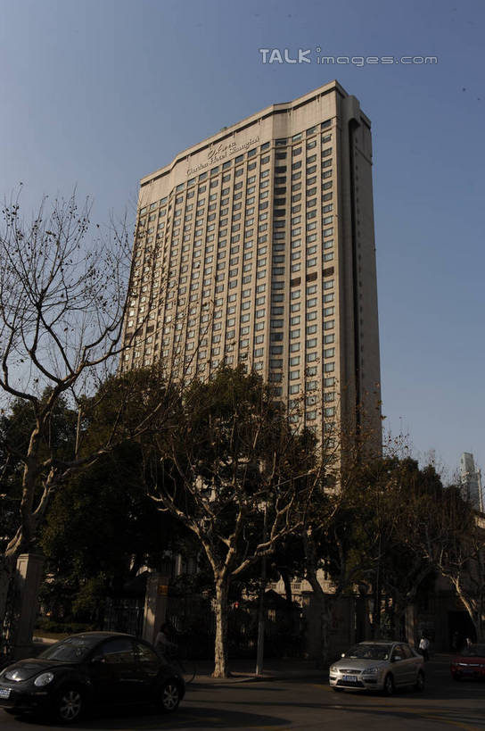 无人,餐厅,高楼大厦,竖图,室外,白天,仰视,度假,美景,植物,城市风光,标志建筑,城市,大厦,地标,建筑,摩天大楼,上海,中国,亚洲,阴影,光线,影子,景观,娱乐,建设,树,树木,蓝色,绿色,蓝天,天空,阳光,自然,天,享受,休闲,景色,放松,生长,晴朗,成长,申,黄浦区,东亚,上海市,花园饭店,万里无云,中华人民共和国,沪,华东地区,晴空,晴空万里,彩图,低角度拍摄,餐馆,大楼,饭店,饭馆,高层建筑,高楼,摩天楼,茂名南路,上海花园饭店,shzxz1