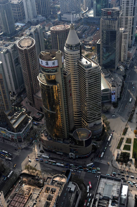 无人,家,高楼大厦,竖图,俯视,航拍,室外,白天,度假,美景,植物,城市风光,标志建筑,城市,大厦,道路,地标,建筑,路,摩天大楼,公路,汽车,上海,中国,亚洲,阴影,光线,影子,房屋,屋子,景观,公寓,分界线,停车线,交通,娱乐,建设,洋房,楼房,住宅,车,树,树木,绿色,阳光,自然,交通工具,轿车,享受,休闲,景色,放松,生长,成长,车行道,车行道分界线,淮海路,申,鸟瞰,载具,标线,黄浦区,东亚,车行线,淮海中路,上海市,中华人民共和国,沪,华东地区,马路,彩图,高角度拍摄,房子,大楼,高层建筑,高楼,摩天楼,兰生大厦,shzxz1