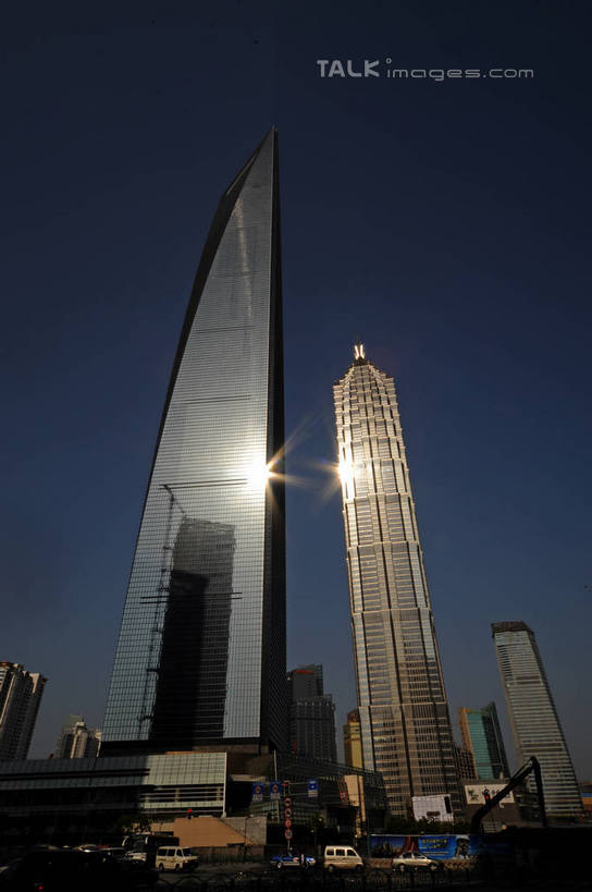 无人,高楼大厦,竖图,室外,白天,仰视,度假,美景,城市风光,标志建筑,城市,大厦,地标,建筑,摩天大楼,上海,中国,亚洲,阴影,光线,影子,景观,娱乐,建设,金茂大厦,浦东,蓝色,蓝天,天空,阳光,天,享受,休闲,景色,放松,环球金融中心,晴朗,申,柏悦酒店,金融中心,陆家嘴,陆家嘴金融贸易区,浦东新区,上海环球金融中心,东亚,上海市,万里无云,中华人民共和国,沪,华东地区,金茂大楼,环球金融中心大厦,晴空,晴空万里,彩图,低角度拍摄,大楼,高层建筑,高楼,摩天楼,shzxz1