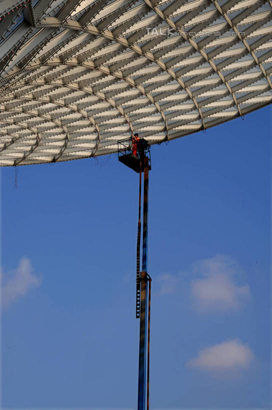 东方人,一个人,建筑工人,蹲,攀登,竖图,室外,白天,仰视,工作服,制服,帽子,金属制品,亚洲,仅一个男性,仅一个人,阴影,光线,金属,梯子,头盔,影子,阶梯,云,云朵,云彩,黄种人,工人,仅一个年轻男性,蓝色,白云,蓝天,天空,阳光,安全帽,建筑工地,天,爬,晴朗,上升,登高,地盘,建筑地盘,施工地盘,工作制服,男人,男性,年轻男性,亚洲人,员工,晴空,建筑工,蹲着,攀爬,彩图,低角度拍摄,全身,工作套服,工地,匠人,劳动者,体力工,云梯,shzxz1