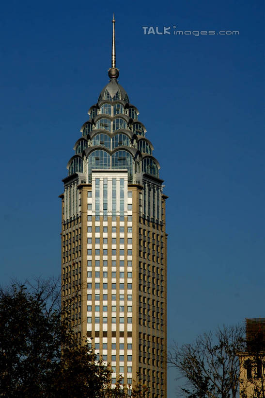 无人,高楼大厦,竖图,室外,白天,仰视,度假,美景,植物,城市风光,标志建筑,城市,大厦,地标,建筑,摩天大楼,上海,中国,亚洲,阴影,光线,影子,景观,娱乐,建设,树,树木,蓝色,绿色,蓝天,天空,阳光,自然,天,享受,休闲,景色,放松,生长,晴朗,成长,申,黄浦区,东亚,上海市,光明大厦,万里无云,中华人民共和国,沪,华东地区,晴空,晴空万里,彩图,低角度拍摄,大楼,高层建筑,高楼,摩天楼,金陵东路,shzxz1