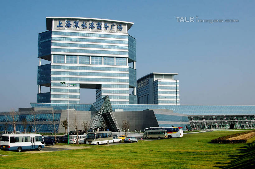 无人,高楼大厦,横图,室外,白天,正面,度假,草地,草坪,美景,植物,城市风光,城市,大厦,建筑,摩天大楼,公共汽车,上海,中国,亚洲,阴影,光线,影子,景观,巴士,公交车,娱乐,建设,浦东,车,草,蓝色,绿色,蓝天,天空,阳光,交通工具,天,享受,休闲,景色,放松,晴朗,临港新城,申,载具,浦东新区,东亚,上海市,万里无云,中华人民共和国,沪,华东地区,晴空,晴空万里,彩图,大楼,高层建筑,高楼,摩天楼,shzxz1