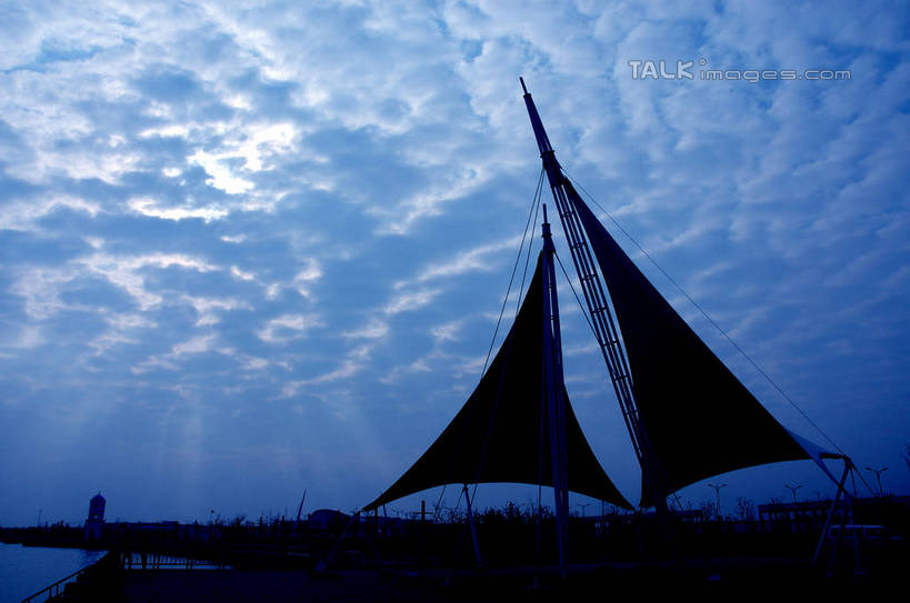 无人,横图,室外,白天,仰视,度假,美景,日落,城市风光,城市,雕塑,上海,中国,亚洲,阴影,艺术,装饰,光线,雕刻,雕像,影子,景观,晚霞,霞光,落日,娱乐,浦东,阳光,黄昏,工艺品,享受,休闲,景色,彩霞,放松,纪念,临港新城,美术,申,主题,陈列,浦东新区,东亚,上海市,中华人民共和国,沪,华东地区,功能,美学,夕照,薄暮,夕阳,彩图,低角度拍摄,傍晚,斜阳,shzxz1