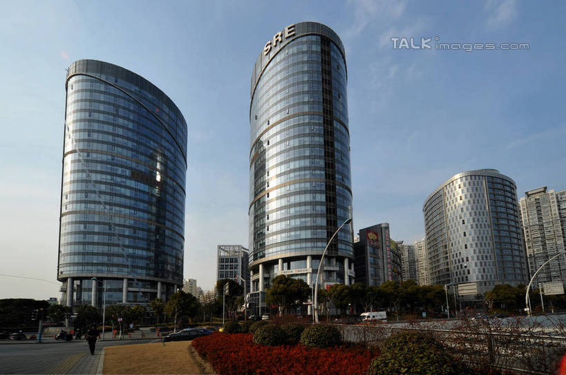 无人,高楼大厦,横图,室外,白天,仰视,度假,草地,草坪,美景,植物,城市风光,城市,大厦,道路,建筑,路,摩天大楼,上海,中国,亚洲,阴影,光线,影子,景观,云,云朵,小路,交通,云彩,娱乐,建设,浦东,草,树,树木,蓝色,绿色,白云,蓝天,天空,阳光,自然,天,享受,休闲,景色,放松,生长,晴朗,成长,申,陆家嘴,浦东新区,东亚,上海市,中华人民共和国,沪,华东地区,陆家嘴中心绿地,上海陆家嘴中心绿地,晴空,彩图,低角度拍摄,大楼,高层建筑,高楼,摩天楼,shzxz1