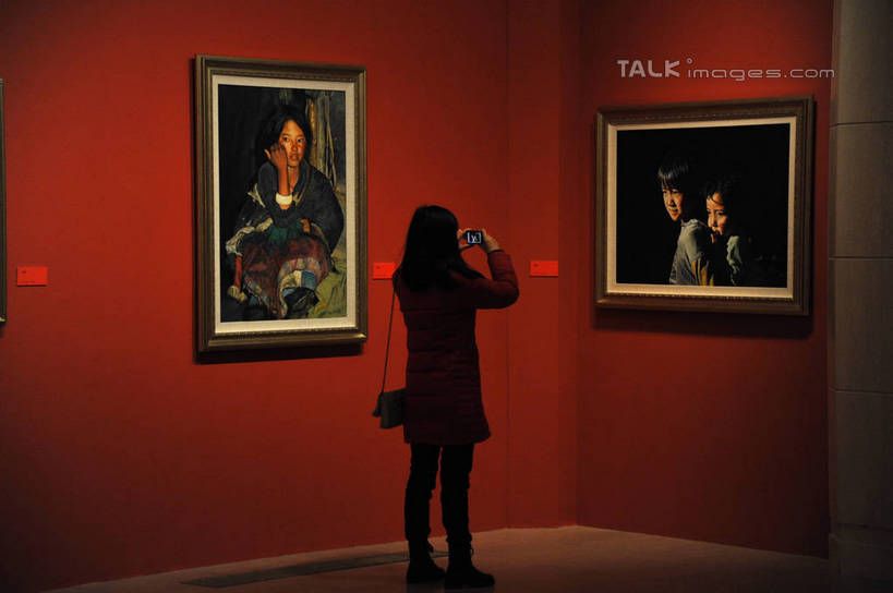 东方人,一个人,博物馆,站,横图,室内,白天,度假,绘画,美景,城市风光,城市,相机,油画,上海,中国,亚洲,仅一个年轻女性,仅一个女性,仅一个人,吊挂,握,悬挂,阴影,服装,研究,艺术,反射,影子,景观,古典,教育,挂,拿,拿着,注视,休闲装,黄种人,文化,娱乐,浦东,拍照,背面,衣服,数码相机,工艺品,观察,看,品味,站着,享受,休闲,休闲服,景色,放松,握着,摄影,服饰,观看,展览,美术,申,察看,高雅,关注,欣赏,美术馆,陈列,浦东新区,东亚,上海市,上海美术馆,中华人民共和国,沪,华东地区,美学,典藏,年轻女性,女人,女性,亚洲人,照相机,站立,彩图,全身,照相,上南路,shzxz1