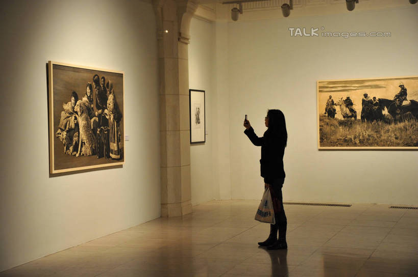 东方人,一个人,博物馆,站,横图,室内,白天,侧面,度假,绘画,美景,城市风光,城市,相机,油画,上海,中国,亚洲,仅一个年轻女性,仅一个女性,仅一个人,吊挂,握,悬挂,阴影,服装,研究,艺术,反射,影子,景观,古典,教育,挂,拿,拿着,注视,休闲装,黄种人,文化,娱乐,浦东,拍照,衣服,数码相机,工艺品,观察,看,品味,站着,享受,休闲,休闲服,景色,放松,握着,摄影,服饰,观看,展览,美术,申,察看,高雅,关注,欣赏,美术馆,陈列,浦东新区,东亚,上海市,上海美术馆,中华人民共和国,沪,华东地区,美学,典藏,年轻女性,女人,女性,亚洲人,照相机,站立,彩图,全身,照相,上南路,shzxz1