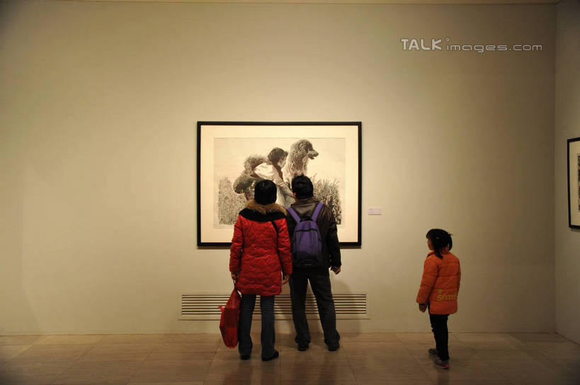 东方人,儿童,中年人,三个人,家庭,夫妻,母亲,父亲,女儿,博物馆,站,横图,室内,白天,爱情,度假,绘画,纯洁,美景,城市风光,城市,相机,油画,上海,中国,亚洲,吊挂,握,悬挂,阴影,服装,研究,艺术,反射,影子,景观,古典,教育,浪漫,挂,拿,拿着,注视,休闲装,黄种人,文化,娱乐,浦东,小孩,拍照,背面,衣服,数码相机,工艺品,观察,看,品味,站着,享受,休闲,温暖,温馨,父女,母女,三口之家,一家人,休闲服,景色,恩爱,放松,父爱,可爱,母爱,童年,童趣,握着,恋人,摄影,服饰,观看,展览,美术,申,和睦,察看,高雅,关注,欣赏,美术馆,陈列,童真,浦东新区,东亚,烂漫,无邪,上海市,上海美术馆,中华人民共和国,沪,华东地区,美学,典藏,天真,男人,男性,女孩,女人,女性,中年男性,中年女性,亚洲人,孩子,夫妇,情侣,照相机,站立,彩图,全身,照相,上南路,伴侣,融洽,女生,shzxz1