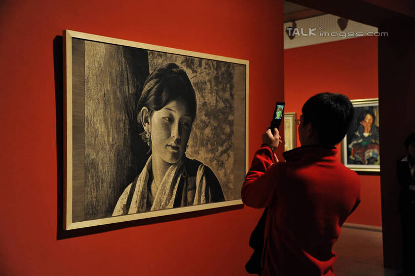 东方人,一个人,博物馆,站,打电话,横图,室内,白天,度假,绘画,美景,城市风光,城市,电话,手机,油画,上海,中国,亚洲,仅一个男性,仅一个人,吊挂,握,悬挂,阴影,服装,研究,艺术,反射,影子,景观,古典,教育,挂,拿,拿着,休闲装,黄种人,文化,娱乐,通讯设备,浦东,仅一个年轻男性,拍照,背面,衣服,工艺品,品味,站着,享受,休闲,休闲服,景色,放松,握着,摄影,服饰,展览,美术,申,高雅,欣赏,美术馆,陈列,浦东新区,东亚,上海市,上海美术馆,一部,中华人民共和国,沪,华东地区,美学,典藏,交流,男人,男性,年轻男性,亚洲人,沟通,通话,站立,半身,彩图,照相,上南路,shzxz1