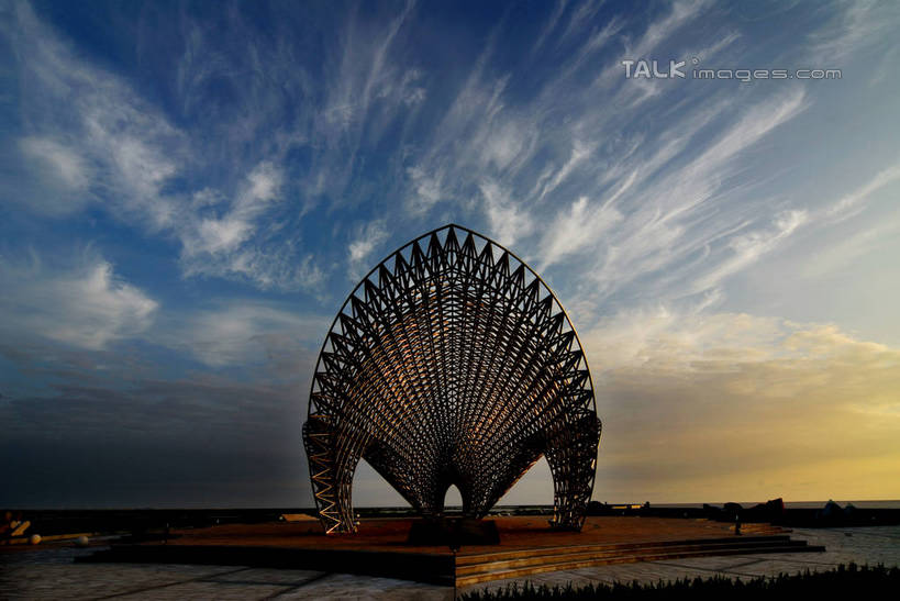 无人,横图,室外,白天,正面,度假,美景,日落,城市风光,城市,雕塑,上海,中国,亚洲,阴影,艺术,装饰,光线,雕刻,雕像,影子,景观,晚霞,霞光,落日,背光,娱乐,浦东,阳光,黄昏,工艺品,享受,休闲,景色,彩霞,放松,纪念,临港新城,滴水湖,美术,申,主题,逆光,陈列,浦东新区,东亚,上海市,南汇嘴观海公园,中华人民共和国,沪,华东地区,功能,美学,夕照,薄暮,夕阳,彩图,傍晚,斜阳,shzxz1