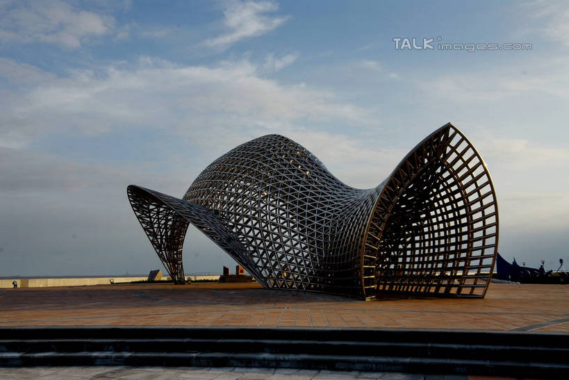 无人,横图,室外,白天,正面,度假,美景,城市风光,城市,雕塑,上海,中国,亚洲,阴影,艺术,装饰,光线,雕刻,雕像,影子,景观,云,云朵,云彩,娱乐,浦东,蓝色,白云,蓝天,天空,阳光,工艺品,天,享受,休闲,景色,放松,晴朗,纪念,临港新城,滴水湖,美术,申,主题,陈列,浦东新区,东亚,上海市,南汇嘴观海公园,中华人民共和国,沪,华东地区,功能,美学,晴空,彩图,shzxz1