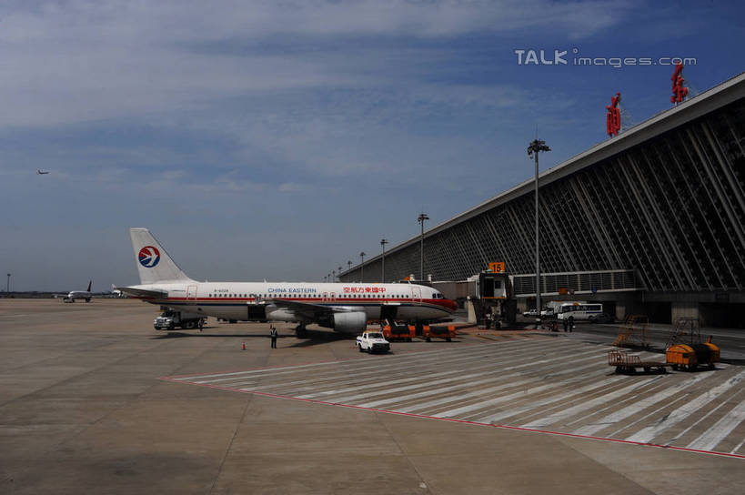 无人,机场,横图,室外,白天,正面,度假,美景,城市风光,城市,飞机,飞机场,上海,中国,亚洲,阴影,光线,影子,景观,云,云朵,交通,云彩,娱乐,航空,浦东,浦东国际机场,浦东机场,蓝色,白云,蓝天,天空,阳光,停机坪,交通工具,天,享受,休闲,景色,放松,运输,晴朗,申,客机,载具,浦东新区,东亚,上海市,中华人民共和国,沪,华东地区,航空站,空港,晴空,彩图,上海浦东国际机场,shzxz1