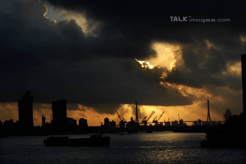 无人,高楼大厦,横图,全景,室外,白天,正面,度假,技术,河流,美景,日落,水,天际线,城市风光,标志建筑,城市,大厦,地标,建筑,摩天大楼,上海,中国,亚洲,阴影,波纹,光线,影子,河水,景观,水流,晚霞,霞光,落日,涟漪,背光,娱乐,设备,建设,施工,倒影,水纹,阳光,黄昏,波浪,沙洲,享受,休闲,机械,起重机,景色,彩霞,放松,申,工程,倒映,逆光,青草沙,东亚,上海市,长兴岛,青草沙水库,中华人民共和国,沪,华东地区,水晕,崇明县,夕照,反照,薄暮,夕阳,彩图,傍晚,大楼,高层建筑,高楼,摩天楼,冲积沙洲,崇明,固定沙,斜阳,shzxz1