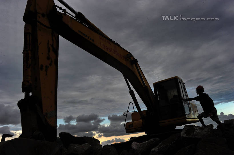 东方人,一个人,建筑工人,站,横图,室外,白天,仰视,工作服,制服,度假,技术,美景,日落,城市风光,城市,建筑,帽子,上海,中国,亚洲,仅一个男性,仅一个人,阴影,光线,头盔,影子,景观,晚霞,霞光,落日,背光,注视,黄种人,娱乐,设备,施工,工人,仅一个年轻男性,阳光,黄昏,安全帽,建筑工地,沙洲,观察,看,站着,享受,休闲,机械,起重机,景色,彩霞,放松,观看,申,工程,察看,关注,逆光,青草沙,东亚,上海市,长兴岛,青草沙水库,中华人民共和国,沪,华东地区,地盘,建筑地盘,施工地盘,崇明县,工作制服,夕照,薄暮,男人,男性,年轻男性,亚洲人,员工,夕阳,建筑工,站立,彩图,低角度拍摄,全身,工作套服,傍晚,工地,匠人,劳动者,体力工,冲积沙洲,崇明,固定沙,斜阳,shzxz1