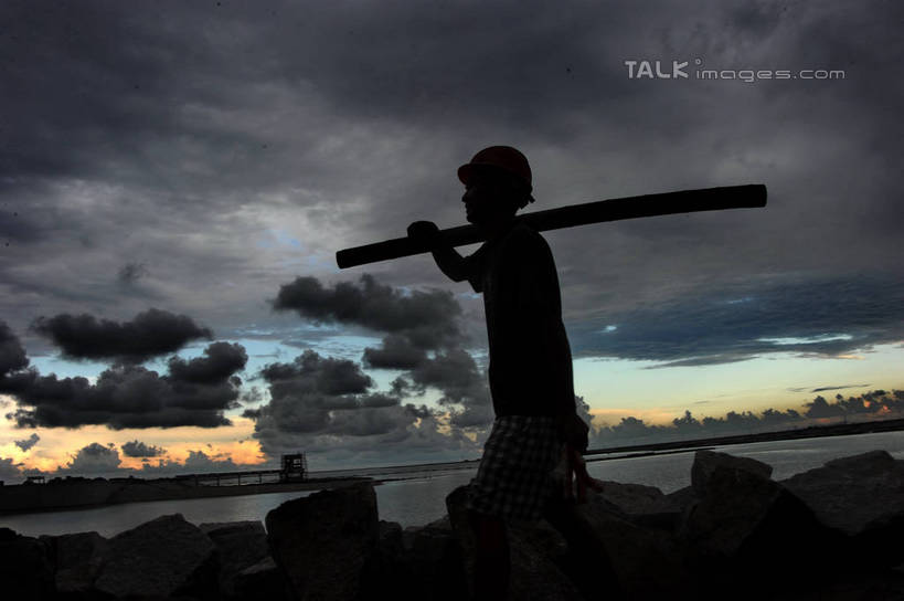 东方人,一个人,建筑工人,走,横图,室外,白天,仰视,工作服,制服,度假,建材,湖,湖泊,石头,美景,日落,水,城市风光,城市,建筑,帽子,上海,中国,亚洲,仅一个男性,仅一个人,阴影,服装,光线,材料,木板,木材,石子,头盔,影子,湖面,景观,水流,水面,晚霞,霞光,落日,背光,黄种人,娱乐,木柴,工人,仅一个年轻男性,衣服,阳光,黄昏,安全帽,建筑工地,湖水,沙洲,扛,享受,休闲,景色,彩霞,放松,建造,服饰,木料,申,衣着,穿着,逆光,青草沙,东亚,上海市,长兴岛,青草沙水库,中华人民共和国,沪,华东地区,地盘,建筑地盘,施工地盘,崇明县,工作制服,衣饰,夕照,薄暮,扛在肩上,男人,男性,年轻男性,亚洲人,员工,石块,夕阳,建筑工,步行,散步,走路,半身,彩图,低角度拍摄,工作套服,傍晚,工地,匠人,劳动者,体力工,冲积沙洲,崇明,固定沙,斜阳,shzxz1