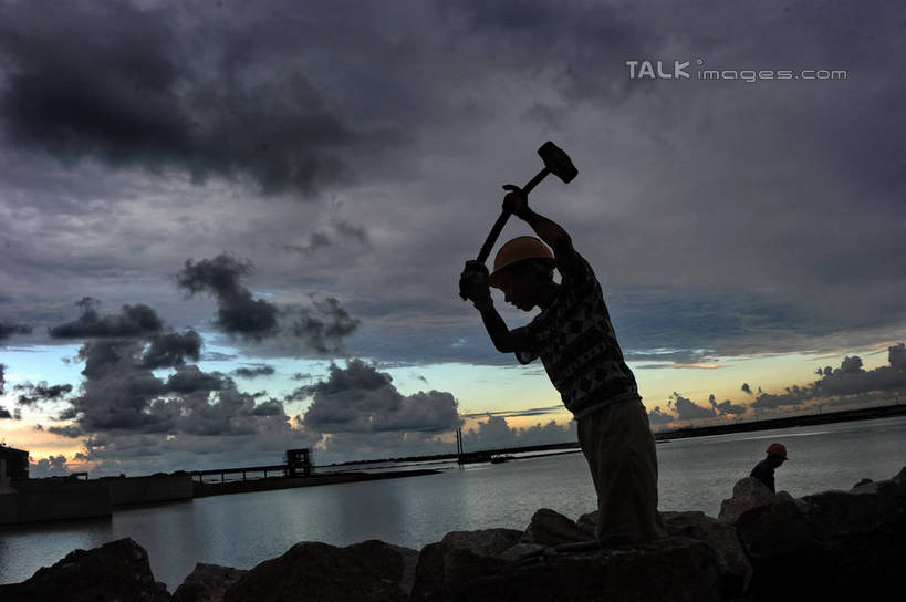 东方人,一个人,建筑工人,站,举,横图,室外,白天,仰视,工作服,制服,度假,河流,石头,美景,日落,水,城市风光,城市,帽子,上海,中国,亚洲,仅一个男性,仅一个人,敲打,握,阴影,光线,锤子,工具,榔头,石子,头盔,影子,河水,景观,水流,晚霞,霞光,落日,背光,拿,拿着,黄种人,娱乐,工人,仅一个年轻男性,阳光,黄昏,安全帽,建筑工地,沙洲,托,站着,享受,休闲,景色,彩霞,放松,握着,申,五金,变形,紧固,矫正,塑形,逆光,青草沙,东亚,上海市,长兴岛,青草沙水库,中华人民共和国,沪,华东地区,牢固,地盘,建筑地盘,施工地盘,崇明县,工作制服,夕照,薄暮,男人,男性,年轻男性,亚洲人,员工,石块,夕阳,建筑工,举起,举手,举着,向上举,向上伸,向上托,站立,半身,彩图,低角度拍摄,工作套服,傍晚,工地,匠人,劳动者,体力工,冲积沙洲,崇明,固定沙,斜阳,shzxz1