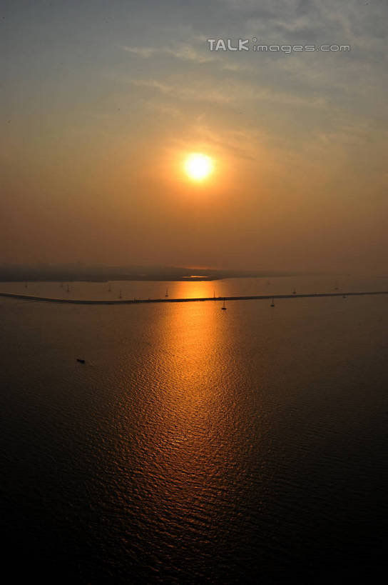 无人,竖图,室外,白天,正面,旅游,度假,湖,湖泊,美景,日落,水,上海,中国,亚洲,阴影,波纹,光线,影子,湖面,景观,水流,水面,晚霞,霞光,落日,涟漪,娱乐,倒影,水纹,阳光,自然,黄昏,波浪,湖水,沙洲,享受,休闲,景色,彩霞,放松,申,倒映,自然风光,青草沙,东亚,上海市,长兴岛,青草沙水库,中华人民共和国,沪,华东地区,水晕,崇明县,夕照,反照,薄暮,夕阳,彩图,傍晚,冲积沙洲,崇明,固定沙,斜阳,shzxz1