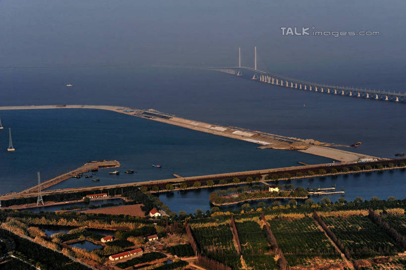 无人,横图,俯视,航拍,室外,白天,度假,灌溉,草地,草坪,湖,湖泊,美景,水,植物,城市风光,城市,大桥,建筑,桥梁,上海,中国,亚洲,蓄水,阴影,光线,影子,湖面,景观,水流,水面,斜拉桥,桥,娱乐,建设,水坝,水库,草,绿色,阳光,湖水,沙洲,享受,休闲,发电,景色,放松,杨浦大桥,申,鸟瞰,杨浦区,青草沙,东亚,坝,上海市,长兴岛,青草沙水库,航运,中华人民共和国,沪,华东地区,防洪,供水,水力发电,崇明县,斜张桥,彩图,高角度拍摄,宁国路,冲积沙洲,崇明,固定沙,shzxz1