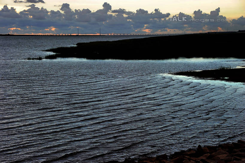 无人,横图,室外,白天,正面,旅游,度假,灌溉,湖,湖泊,石头,美景,日落,水,植物,建筑,上海,中国,亚洲,蓄水,阴影,波纹,光线,石子,影子,湖面,景观,水流,水面,晚霞,霞光,落日,涟漪,背光,娱乐,建设,水坝,水库,树,树木,绿色,倒影,水纹,阳光,自然,黄昏,波浪,湖水,沙洲,享受,休闲,发电,景色,彩霞,放松,生长,成长,申,倒映,自然风光,逆光,青草沙,东亚,坝,上海市,长兴岛,青草沙水库,航运,中华人民共和国,沪,华东地区,水晕,防洪,供水,水力发电,崇明县,夕照,反照,薄暮,石块,夕阳,彩图,傍晚,冲积沙洲,崇明,固定沙,斜阳,shzxz1