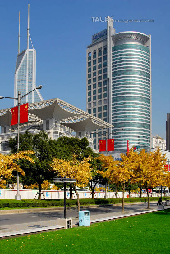 无人,高楼大厦,竖图,室外,白天,正面,度假,草地,草坪,美景,植物,城市风光,标志建筑,城市,大厦,道路,地标,建筑,路,路灯,摩天大楼,公路,旗帜,国旗,照明,上海,中国,亚洲,阴影,光线,影子,景观,灯光,交通,娱乐,建设,五星红旗,灯,草,树,树木,蓝色,绿色,蓝天,天空,阳光,自然,人民广场,天,享受,休闲,景色,放松,上海城市规划馆,生长,晴朗,成长,照亮,申,照明设备,黄浦区,中国国旗,东亚,上海城市规划展示馆,上海市,万里无云,中华人民共和国,沪,华东地区,上海人民广场,旗,晴空,晴空万里,马路,彩图,大楼,高层建筑,高楼,摩天楼,红地五星旗,中华人民共和国国旗,shzxz1