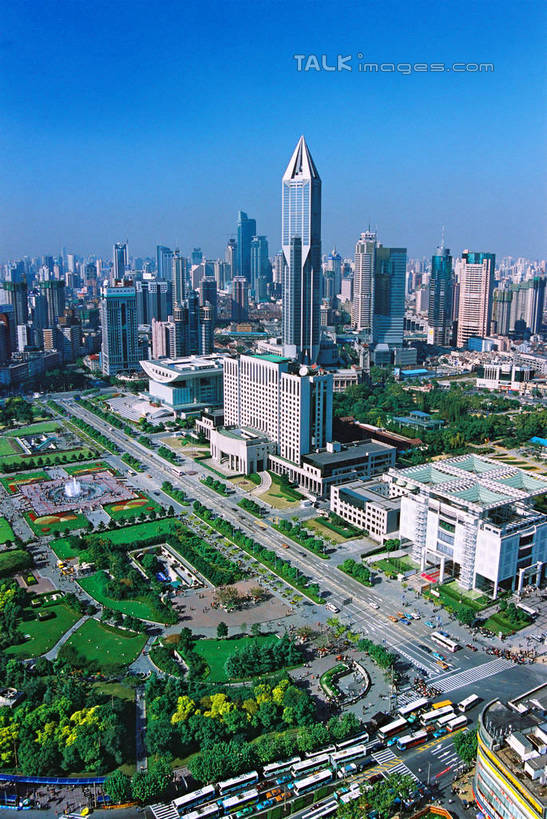 无人,家,高楼大厦,竖图,全景,俯视,航拍,室外,白天,度假,草地,草坪,美景,天际线,植物,城市风光,标志建筑,城市,大桥,大厦,道路,地标,建筑,立交桥,路,摩天大楼,桥梁,公路,上海,中国,亚洲,阴影,光线,影子,房屋,屋子,景观,高架,公寓,桥,交通,娱乐,建设,洋房,楼房,住宅,草,树,树木,蓝色,绿色,蓝天,天空,阳光,自然,人民广场,天,享受,休闲,景色,放松,生长,晴朗,成长,申,鸟瞰,高架桥,黄浦区,东亚,上海市,高架道路,跨线桥,万里无云,中华人民共和国,沪,华东地区,上海人民广场,晴空,晴空万里,立体交叉桥,马路,彩图,高角度拍摄,房子,大楼,高层建筑,高楼,摩天楼,上海市人民政府,人民大道,枢纽立交,系统立交桥,shzxz1