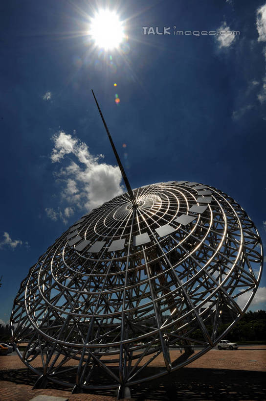 无人,竖图,室外,白天,仰视,旅游,度假,标志建筑,地标,建筑,雕塑,上海,中国,亚洲,阴影,艺术,装饰,时间,光线,雕刻,雕像,影子,云,云朵,计时,云彩,娱乐,建设,浦东,蓝色,白云,蓝天,天空,阳光,工艺品,天,享受,休闲,旅游胜地,放松,晴朗,纪念,美术,申,准确,主题,精准,陈列,浦东新区,世纪大道,日晷,东亚,上海市,中华人民共和国,沪,华东地区,功能,美学,日规,晴空,彩图,低角度拍摄,shzxz1