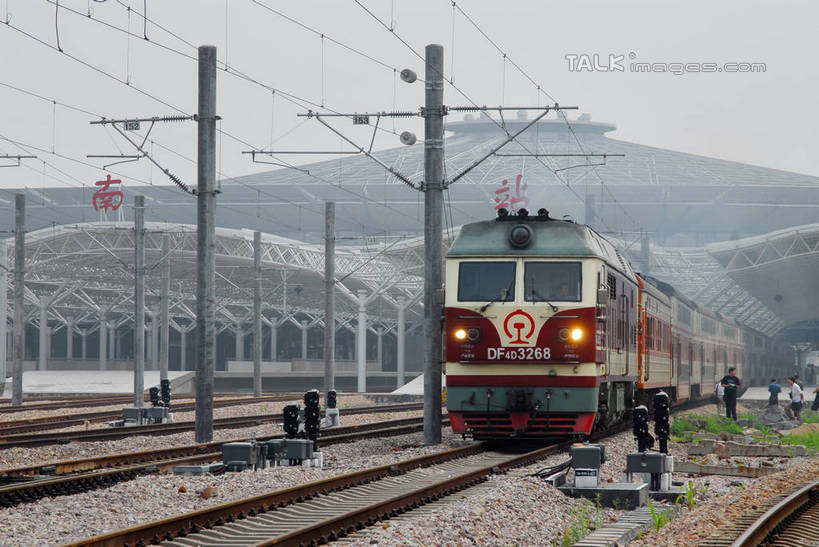 无人,横图,室外,白天,正面,度假,草地,草坪,美景,植物,城市风光,城市,路,铁路,火车,上海,中国,亚洲,阴影,电力,光线,电线,线,影子,景观,电能,轨道,交通,铁轨,线路,娱乐,车,草,蓝色,绿色,蓝天,天空,阳光,交通工具,天,享受,休闲,景色,放松,运输,晴朗,电,电源,电源线,申,载具,能量,东亚,徐汇区,上海南站,上海市,万里无云,中华人民共和国,沪,华东地区,晴空,晴空万里,彩图,shzxz1