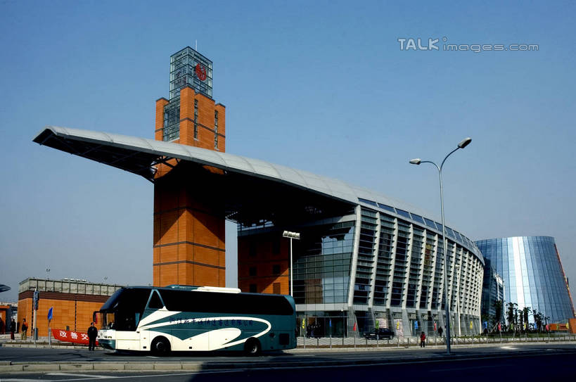 无人,高楼大厦,横图,室外,白天,仰视,度假,美景,城市风光,标志建筑,城市,大厦,地标,建筑,路灯,摩天大楼,公共汽车,照明,上海,中国,亚洲,阴影,光线,影子,景观,灯光,巴士,公交车,娱乐,建设,车,灯,蓝色,蓝天,天空,阳光,交通工具,天,享受,休闲,景色,放松,晴朗,照亮,申,照明设备,载具,东亚,徐汇区,上海南站,上海市,万里无云,中华人民共和国,沪,华东地区,晴空,晴空万里,彩图,低角度拍摄,大楼,高层建筑,高楼,摩天楼,shzxz1