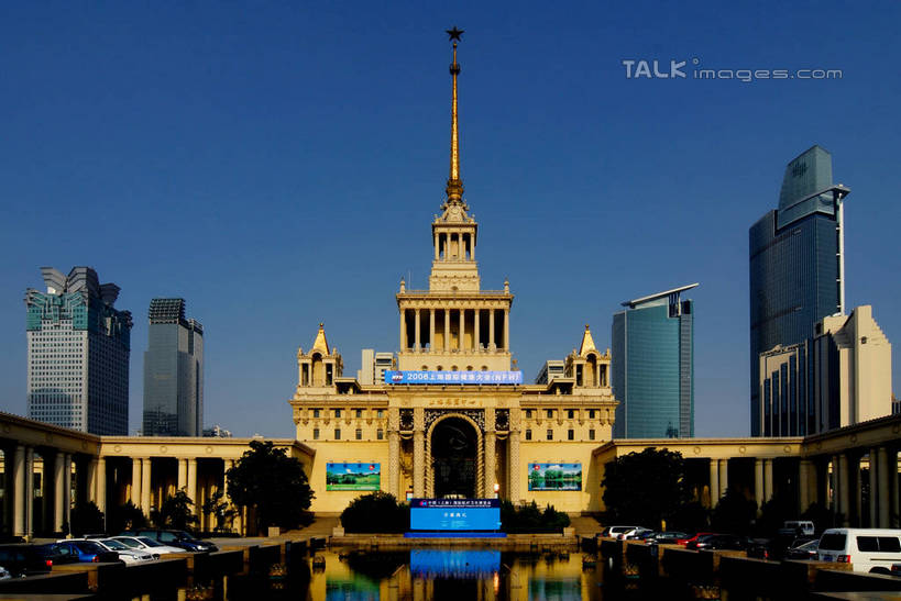 无人,博物馆,高楼大厦,横图,室外,白天,仰视,度假,美景,植物,城市风光,标志建筑,城市,大厦,道路,地标,建筑,路,摩天大楼,公路,汽车,上海,中国,亚洲,阴影,研究,光线,影子,景观,交通,教育,娱乐,建设,浦东,车,树,树木,蓝色,绿色,蓝天,天空,阳光,自然,交通工具,轿车,天,享受,休闲,景色,放松,生长,晴朗,成长,展览,申,欣赏,载具,陈列,浦东新区,东亚,上海市,万里无云,中华人民共和国,沪,华东地区,上海浦东展览馆,典藏,晴空,晴空万里,马路,彩图,低角度拍摄,大楼,高层建筑,高楼,摩天楼,shzxz1