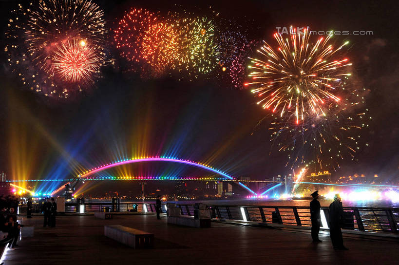 东方人,高楼大厦,栏杆,站,走,横图,彩色,室外,夜晚,正面,长时间曝光,度假,美景,城市风光,标志建筑,城市,大厦,地标,建筑,摩天大楼,霓虹灯,烟火,夜景,上海,中国,亚洲,行人,游客,游人,阴影,服装,朦胧,模糊,光线,影子,景观,围栏,灯光,七彩,许多人,辉煌,休闲装,黄种人,娱乐,光源,建设,护栏,霓虹,路人,旅客,灯,衣服,焰火,站着,一群人,享受,休闲,灿烂,休闲服,上海世博馆,世博馆,上海世博会,世博,世博会,景色,放松,服饰,璀璨,申,照明设备,礼花,光辉,曝光,东亚,世博园,上海市,中华人民共和国,沪,华东地区,氖灯,花炮,礼花炮,绚烂,光耀,过客,男人,男性,年轻男性,年轻女性,女人,女性,亚洲人,烟花,步行,散步,站立,走路,半身,彩图,大楼,高层建筑,高楼,摩天楼,shzxz1