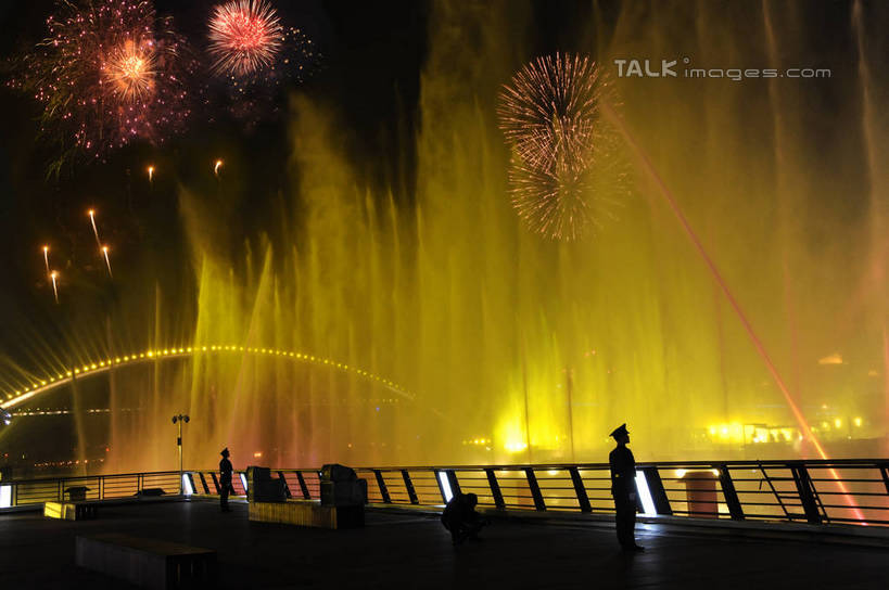 东方人,高楼大厦,栏杆,站,横图,彩色,室外,夜晚,正面,长时间曝光,度假,河流,美景,水,城市风光,标志建筑,城市,大厦,地标,建筑,摩天大楼,霓虹灯,喷泉,烟火,夜景,上海,中国,亚洲,行人,游客,游人,阴影,飞溅,服装,朦胧,模糊,溅,光线,液体,影子,河水,景观,水滴,水流,围栏,灯光,七彩,许多人,辉煌,注视,休闲装,黄种人,文化,娱乐,光源,建设,护栏,霓虹,路人,旅客,灯,水珠,衣服,焰火,观察,看,品味,站着,一群人,享受,休闲,灿烂,休闲服,上海世博馆,世博馆,上海世博会,世博,世博会,景色,放松,服饰,观看,璀璨,申,察看,照明设备,关注,喷洒,礼花,水景,光辉,曝光,东亚,世博园,上海市,中华人民共和国,沪,华东地区,氖灯,美观,花炮,礼花炮,绚烂,光耀,过客,男人,男性,年轻男性,年轻女性,女人,女性,亚洲人,设计,烟花,站立,半身,彩图,大楼,高层建筑,高楼,摩天楼,shzxz1