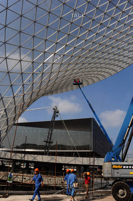 东方人,三个人,建筑工人,走,竖图,室外,白天,仰视,工作服,制服,旅游,度假,标志建筑,地标,建筑,上海,中国,亚洲,阴影,光线,影子,云,云朵,云彩,注视,黄种人,娱乐,建设,工人,蓝色,白云,蓝天,天空,阳光,绳子,天,观察,看,享受,休闲,上海世博馆,世博馆,世博轴,上海世博会,世博,世博会,旅游胜地,放松,晴朗,观看,绳索,申,察看,关注,缆绳,东亚,世博园,阳光谷,上海市,中华人民共和国,沪,华东地区,工作制服,升降机,男人,男性,年轻男性,亚洲人,员工,晴空,建筑工,步行,散步,走路,彩图,低角度拍摄,全身,工作套服,升降平台,升降台,匠人,劳动者,体力工,shzxz1