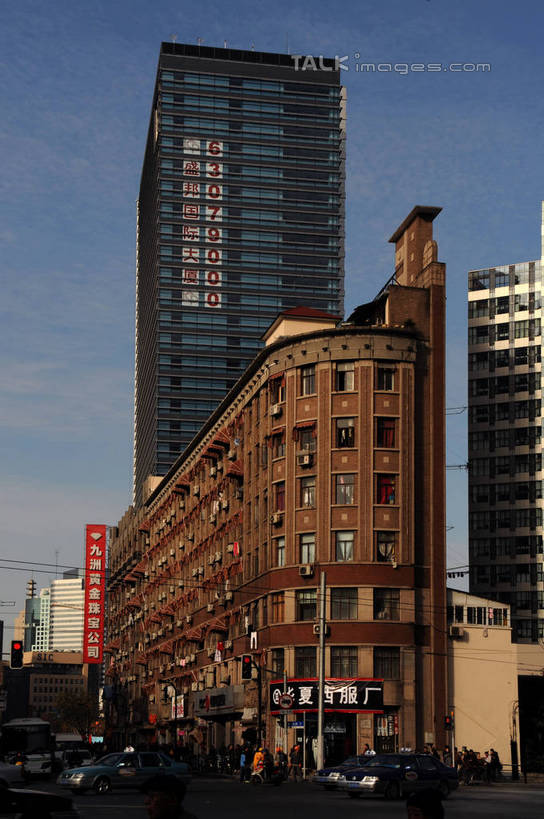 无人,高楼大厦,竖图,室外,白天,仰视,度假,美景,植物,城市风光,标志建筑,城市,大厦,道路,地标,建筑,路,摩天大楼,公路,上海,中国,亚洲,阴影,光线,影子,景观,交通,娱乐,建设,虹口区,树,树木,蓝色,绿色,蓝天,天空,阳光,自然,天,享受,休闲,景色,放松,生长,晴朗,成长,申,东亚,上海市,四川北路,万里无云,中华人民共和国,沪,华东地区,晴空,晴空万里,马路,彩图,低角度拍摄,大楼,高层建筑,高楼,摩天楼,shzxz1