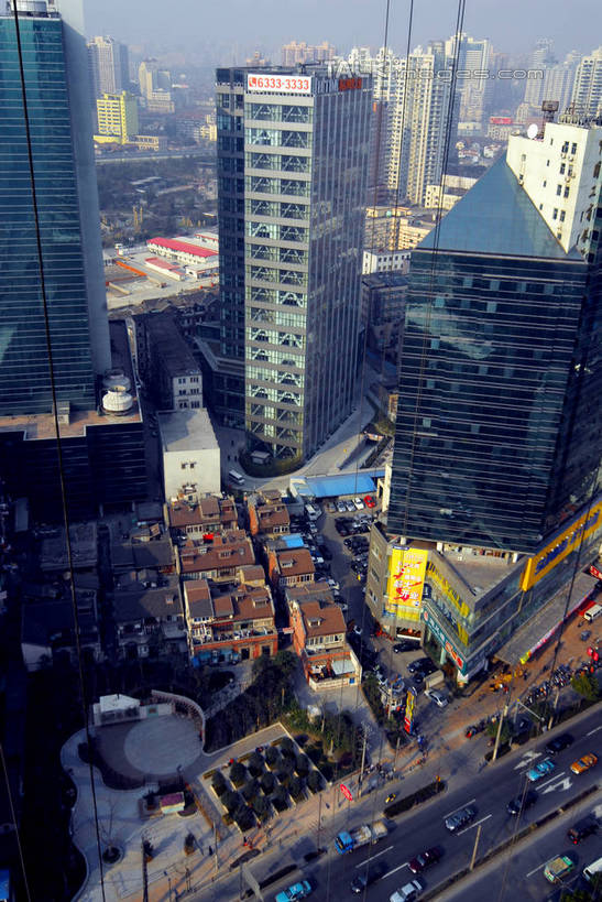 无人,高楼大厦,竖图,俯视,航拍,室外,白天,度假,美景,植物,城市风光,标志建筑,城市,大厦,道路,地标,建筑,路,摩天大楼,公路,汽车,上海,中国,亚洲,阴影,光线,影子,景观,分界线,停车线,交通,娱乐,建设,虹口区,车,树,树木,蓝色,绿色,蓝天,天空,阳光,自然,交通工具,轿车,天,享受,休闲,景色,放松,生长,晴朗,成长,车行道,车行道分界线,申,鸟瞰,载具,标线,东亚,车行线,上海市,四川北路,万里无云,中华人民共和国,沪,华东地区,晴空,晴空万里,马路,彩图,高角度拍摄,大楼,高层建筑,高楼,摩天楼,shzxz1