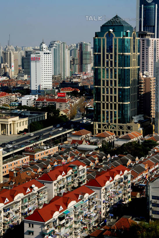 无人,家,高楼大厦,竖图,俯视,室外,白天,度假,美景,植物,城市风光,城市,大厦,建筑,摩天大楼,上海,中国,亚洲,一排,许多,阴影,整齐,并列,并排,光线,影子,房屋,屋子,景观,公寓,很多,娱乐,建设,洋房,楼房,住宅,树,树木,排列,蓝色,绿色,蓝天,天空,阳光,自然,天,享受,休闲,景色,放松,生长,晴朗,成长,申,队列,平行,卢湾区,东亚,静安区,延安中路,上海市,万里无云,中华人民共和国,沪,华东地区,晴空,晴空万里,彩图,高角度拍摄,房子,大楼,高层建筑,高楼,摩天楼,四明邨,shzxz1