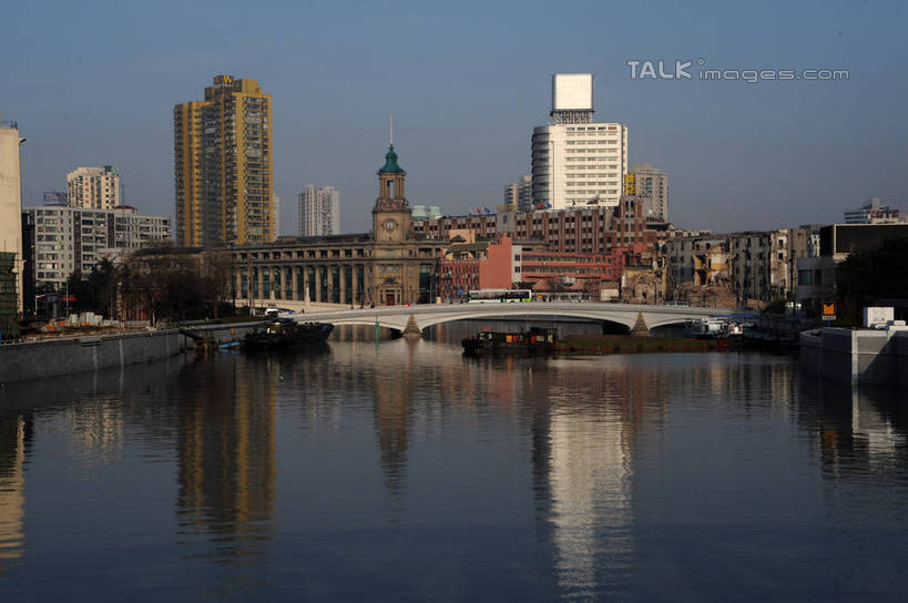 无人,家,高楼大厦,横图,室外,白天,正面,度假,河流,美景,水,植物,城市风光,标志建筑,城市,大厦,地标,建筑,摩天大楼,上海,中国,亚洲,阴影,波纹,光线,影子,房屋,屋子,河水,景观,水流,公寓,涟漪,娱乐,建设,虹口区,洋房,楼房,住宅,树,树木,蓝色,绿色,倒影,蓝天,水纹,天空,阳光,自然,波浪,天,享受,休闲,景色,放松,生长,晴朗,成长,申,倒映,苏州河,吴淞江,东亚,上海市,上海邮政大楼,上海邮电大楼,上海邮政博物馆,万里无云,中华人民共和国,沪,华东地区,水晕,反照,晴空,晴空万里,彩图,房子,大楼,高层建筑,高楼,摩天楼,上海邮政总局,shzxz1