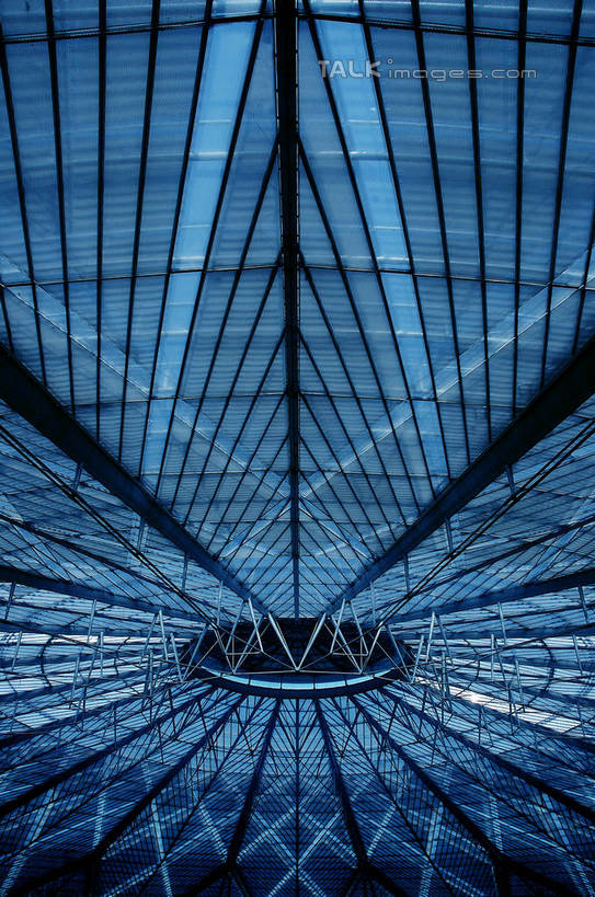 无人,竖图,室内,白天,仰视,度假,美景,窗户,天花板,城市风光,城市,上海,中国,亚洲,墙,天窗,屋顶,景观,顶棚,娱乐,玻璃窗,墙壁,墙面,享受,休闲,景色,放松,申,东亚,徐汇区,上海南站,上海市,中华人民共和国,沪,华东地区,彩图,低角度拍摄,shzxz1