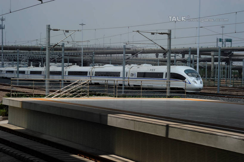 无人,横图,室外,白天,正面,度假,美景,城市风光,城市,地铁,路,铁路,上海,中国,亚洲,阴影,电力,光线,电线,电线杆,线,影子,景观,电能,轨道,轨道交通,交通,铁轨,线路,娱乐,蓝色,蓝天,天空,阳光,天,享受,休闲,景色,放松,运输,晴朗,电,虹桥火车站,电源,申,能量,东亚,闵行区,上海市,万里无云,中华人民共和国,沪,华东地区,晴空,晴空万里,彩图,地铁机动车,地下铁,轻轨,上海虹桥站,shzxz1