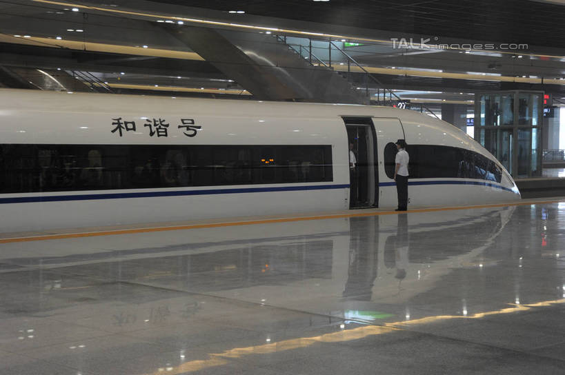 东方人,一个人,站,横图,室外,白天,正面,工作服,制服,度假,美景,城市风光,城市,地铁,上海,中国,亚洲,仅一个年轻女性,仅一个女性,仅一个人,服装,景观,轨道交通,注视,黄种人,娱乐,车,衣服,交通工具,观察,看,站着,乘务员,享受,休闲,景色,放松,服饰,观看,和谐号,虹桥火车站,申,察看,衣着,穿着,关注,载具,动车,东亚,闵行区,上海市,中华人民共和国,沪,华东地区,列车员,列车乘务员,工作制服,衣饰,年轻女性,女人,女性,亚洲人,站立,彩图,全身,工作套服,地铁机动车,地下铁,轻轨,和谐号动车组,上海虹桥站,shzxz1