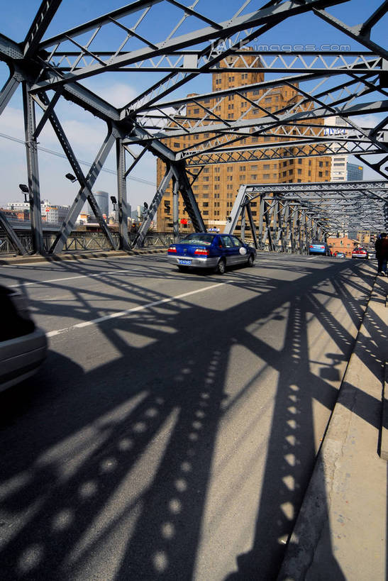 无人,高楼大厦,竖图,室外,白天,正面,度假,美景,城市风光,标志建筑,城市,大厦,道路,地标,建筑,路,摩天大楼,公路,出租车,汽车,上海,中国,亚洲,阴影,光线,影子,景观,云,云朵,交通,云彩,娱乐,建设,车,蓝色,白云,蓝天,天空,阳光,交通工具,轿车,外滩,天,享受,休闲,景色,放松,晴朗,申,载具,的士,计程车,浦西,苏州河,外白渡桥,东亚,上海市,中华人民共和国,沪,华东地区,晴空,马路,彩图,大楼,高层建筑,高楼,摩天楼,花园桥,威尔斯桥,shzxz1