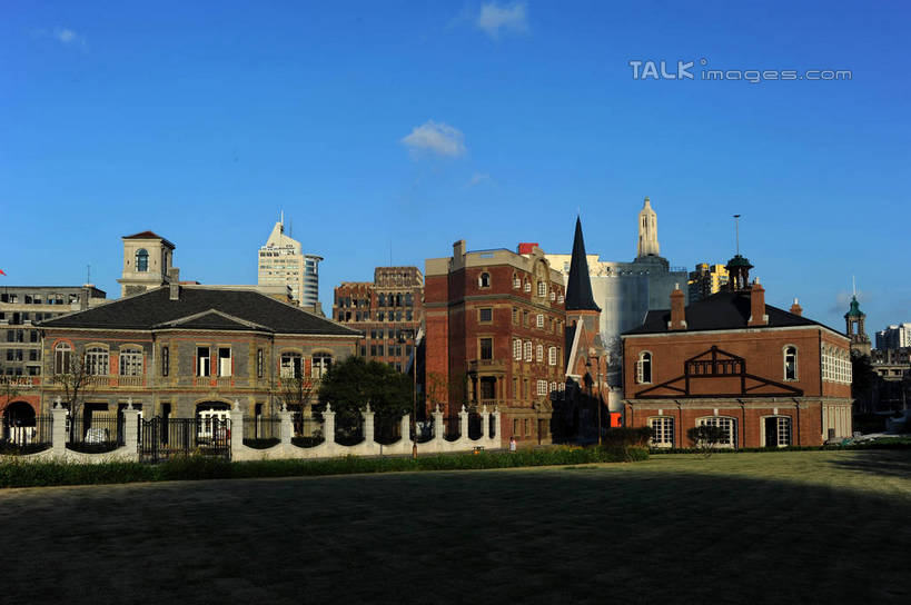 无人,高楼大厦,横图,室外,白天,正面,度假,草地,草坪,美景,植物,城市风光,标志建筑,城市,大厦,道路,地标,建筑,路,摩天大楼,公路,上海,中国,亚洲,阴影,光线,影子,景观,云,云朵,交通,云彩,娱乐,建设,黄浦江,草,树,树木,蓝色,绿色,白云,蓝天,天空,阳光,自然,外滩,天,享受,休闲,景色,放松,生长,晴朗,成长,申,黄浦区,浦西,东亚,万国建筑博览群,外滩万国建筑博览群,中山东一路,上海市,中华人民共和国,沪,华东地区,晴空,马路,彩图,大楼,高层建筑,高楼,摩天楼,黄埔滩,上海外滩,外黄埔滩,shzxz1