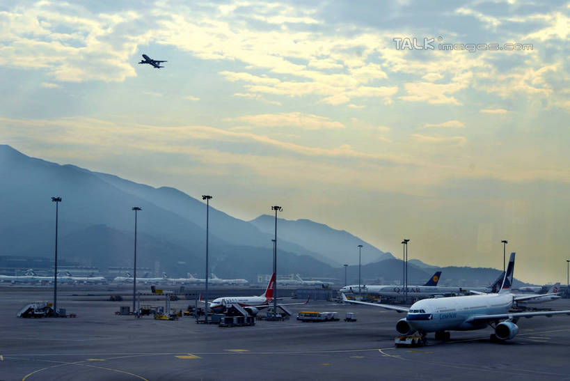 无人,机场,横图,室外,白天,正面,度假,石头,美景,日落,山,山脉,城市风光,城市,飞机,飞机场,路灯,照明,香港,中国,亚洲,阴影,光线,石子,影子,景观,山顶,山峰,晚霞,霞光,落日,灯光,交通,山峦,娱乐,航空,灯,阳光,黄昏,停机坪,交通工具,群山,享受,休闲,景色,彩霞,放松,运输,照亮,港,客机,照明设备,载具,东亚,沉积岩,香港国际机场,香港特别行政区,港澳台,中华人民共和国,颠峰,极峰,夕照,薄暮,水成岩,香港赤鱲角国际机场,石块,岩石,夕阳,彩图,傍晚,斜阳,shzxz1