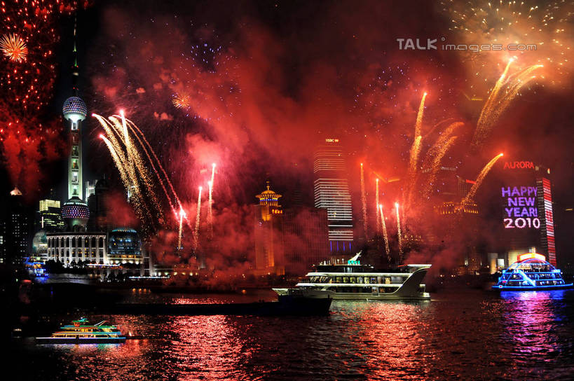 无人,高楼大厦,横图,彩色,室外,夜晚,正面,长时间曝光,度假,河流,美景,水,城市风光,标志建筑,城市,大厦,地标,建筑,轮船,摩天大楼,霓虹灯,烟火,夜景,船,上海,中国,亚洲,阴影,波纹,朦胧,模糊,光线,影子,河水,景观,水流,灯光,七彩,涟漪,辉煌,娱乐,光源,建设,东方明珠,浦东,霓虹,灯,倒影,水纹,焰火,交通工具,波浪,享受,休闲,灿烂,景色,放松,璀璨,申,倒映,照明设备,载具,礼花,电视塔,光辉,曝光,金融中心,陆家嘴,陆家嘴金融贸易区,浦东新区,东亚,东方明珠广播电视塔,东方明珠电视塔,滨江大道,上海国际会议中心,上海国际新闻中心,上海市,中华人民共和国,沪,华东地区,水晕,氖灯,花炮,礼花炮,绚烂,光耀,反照,烟花,彩图,大楼,高层建筑,高楼,摩天楼,东方明珠塔,shzxz1